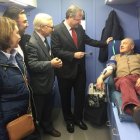 Antonio Silván, Maceñido, Pedro Llamas y Aurora Baza con un donante. CÉSAR