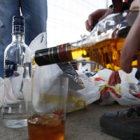 El consumo de alcohol en la calle por parte de jóvenes, como en esta imagen de archivo, ha hecho que