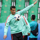Cristiano Ronaldo, durante el entrenamiento de ayer. MIGUEL A. LOPES