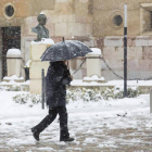 Un hombre camina resguardándose de la nieve en una imagen del pasado mes de febrero