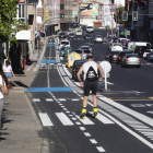 Algunos tramos del carril-bici de Párroco son tan amplios que eliminan plazas de aparcamiento. RAMIRO