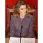 Sola en la silla regia, doña Letizia preside el acto oficial