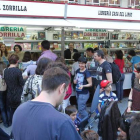 La afluencia a la feria fue notoria durante el Día del Libro, cuando se repartieron mil rosas.