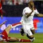 Kanouté cae al suelo empujado por Carlos García