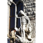 Imagen de un operario, ayer, ante la figura de San Jorge.