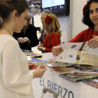 Una joven pide información sobre el Bierzo, durante la pasada edición de Fitur en Madrid.