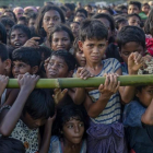 Niños refugiados rohingya esperan recibir ayuda humanitaria en un asentamiento en Bangladés