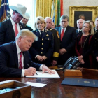 Trump firma el veto en el Despacho Oval.