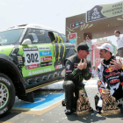 Peterhansel (i) y Després celebran en la meta de Santiado de Chile su triunfo en el Dakar 2013.