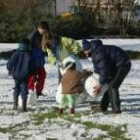 Los más pequeños pudieron hacer un muñeco de nieve en plena capital leonesa