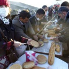 Varios voluntarios reparten comida entre los refugiados bengalíes huidos de Libia.