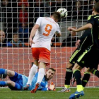 El jugador de Holanda Klaas Jan Huntelaar remata de cabeza ante el portero de la selección española David de Gea.