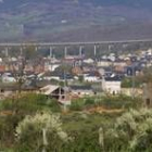Vista general de Bembibre, con el viaducto de la Autovía del Noroeste al fondo