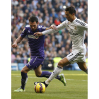 Cristiano controla el balón ante la defensa de Arbilla.