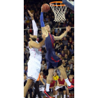 Hezonga machaca la canasta blanca ante Bourousis.