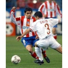 Ibagaza intenta regatear al defensor del Sevilla David Castedo