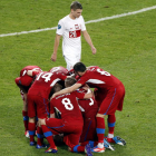 Lo jugadores checos celebran el tanto de la victoria ante la desolación de los polacos.