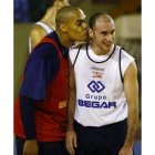 Stacey bromea con Bernabé en un entrenamiento