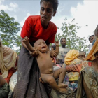 Refugiados roginyás llegan el pasado 5 de septiembre a un campo de refugiados cerca de la frontera con Bangladés.