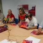 Pascua, en el centro, con los patrocinadores, el presidente y el técnico