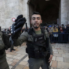 Un policía israelí controla una de las puertas de acceso de Jerusalén, en alerta máxima.