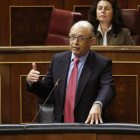 El ministro de Hacienda, Cristóbal Montoro, este miércoles, durante la sesión de control al Gobierno.