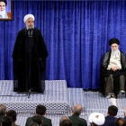El líder supremo iraní, Ali Jamenei, sentado a la derecha, escucha el discurso del presidente del país, Hasán Rohaní, el martes en Teherán.