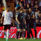 La Real celebra uno de sus tres goles al Valencia. MANUEL BRUQUE