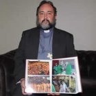 Juan José Aguirre posa con las fotos de las personas atendidas en su fundación.