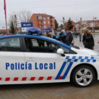 Mª Eugenia Gancedo con miembros de la Policía Local durante la presentación del vehículo.