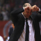 Pablo Laso, técnico del Madrid, se lamenta durante el partido.