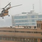 Soldados afganos toman posiciones en la azotea del hospital Sardar Daud Khan de Kabul.