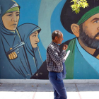 Un mural en una calle de Teherán, ayer. ABEDIN TAHERKENAREH