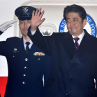 El primer ministro de Japón, Shinzo Abe, saluda antes de tomar el avión rumbo a Hawái.