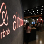 Logotipo de Airbnb en las oficinas de Tokio, Japón.