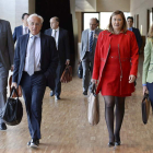 La consejera, con su equipo, camino de la comparecencia.