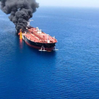 Imagen del petrolero noruego ‘Front Altair’ en llamas, este jueves en el golfo de Omán. STRINGER