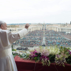 El papa saluda a los fieles congregados con motivo de la bendición ‘Urbi et Orbi’.