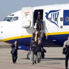 Llegada del primer vuelo de Ryanair Londres-Valladolid al aeropuerto de Villanubla.