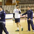 El central Juan Castro, flanqueado por los dos entrenadores del Ademar.
