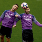 Cristiano Ronaldo y Benzema disputan el balón durante el entrenamiento de este sábado en la ciudad deportiva de Valdebebas.