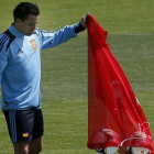 Xavi Hernández prepara los balones con los que ayer entrenó la selección en la localidad polaca de Gniewino