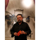 El artista leonés José de León en la inauguración de la muestra en Pallarés.