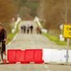 Corte de una carretera en Nogarejas debido a la crecida del Eria