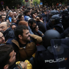 Cargas policiales en la escuela Ramon Llull, el 1 de octubre del 2017.