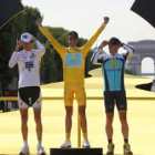 Alberto Contador, Andy Schleck y Lance Armstrong posan en el podio de Paris