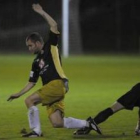 Denís, que en la imagen se libra del marcaje de Galán, consiguió el gol del empate para la Cultural