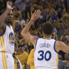 Durant y Curry se felicitan por la victoria ante los Spurs (113-111).