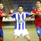 Juanjo intenta zafarse de dos defensas para recibir el balón en un lance del partido jugado ayer en Los Pajaritos.