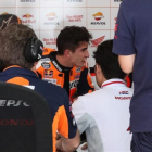 El tricampeón de MotoGP, el catalán Marc Márquez (Honda), conversa hoy con su equipo técnico las sensaciones que le transmite la moto.